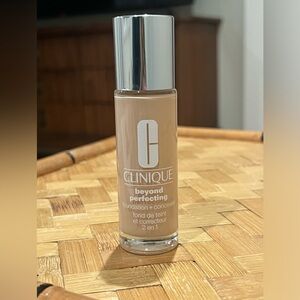 Clinique Beyond Perfecting Foundation + Concealer - 0.5 Breeze VF-P